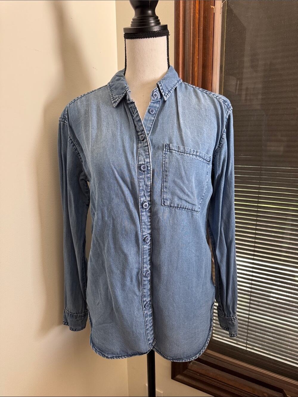 Velvet Heart | Light Wash Denim Button-Up Shirt Size S